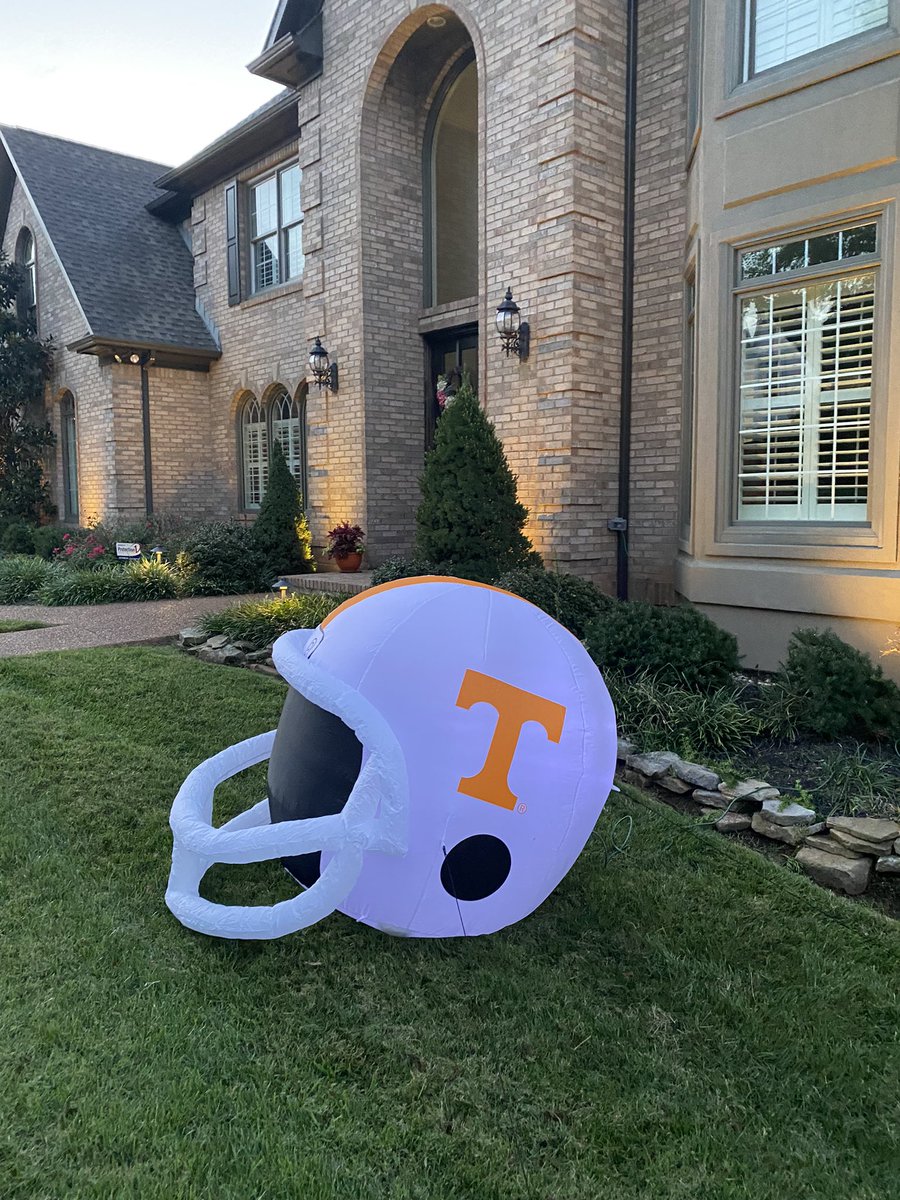 GaryRose4UTVols's tweet photo. #helmethouse

#tradition https://t.co/IxklSq8i9W