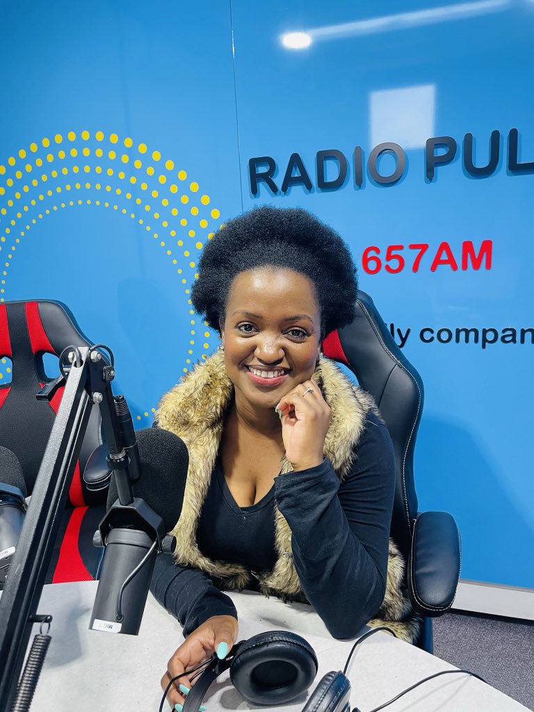 Mphoputini's tweet photo. My Thursday afternoon 🥰❤️ 📻 

#radiolife #heartofgratitude #smilemore #countyourblessings #radiopresenter https://t.co/zjkaWU8FdF