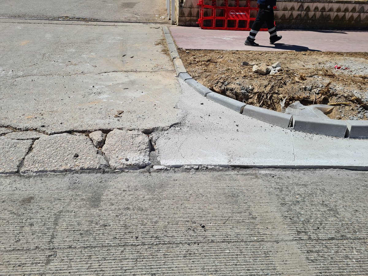 Edu11_are's tweet photo. @AytoAlbacete Me gustaría saber a que se debe esta chapuza en Pol. Ind  Campollano C/Autovia.

Haceis una extracción de arboles, se levanta toda la entrada y acera por culpa de la raíces, arregláis la parte donde no existen accesos y dejáis las entradas de ésta forma. https://t.co/2SdgFj4bTb