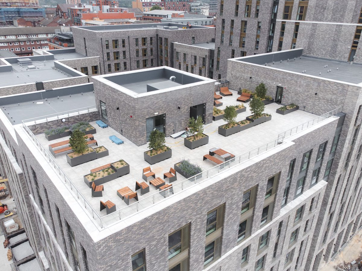 HBC_Construct's tweet photo. Kangaroo Works, Sheffield 🦘📍

The striking 365-unit development can now be seen in its fully glory, as we now focus our attention on wrapping up the project's external works.

@whittamcoxarch https://t.co/xgF5mTn12p