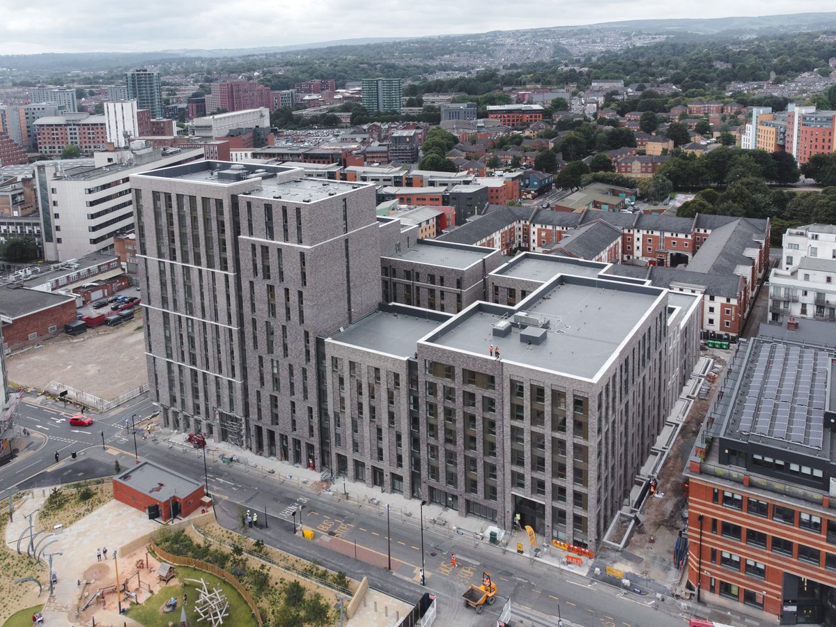 Kangaroo Works, Sheffield 🦘📍

The striking 365-unit development can now be seen in its fully glory, as we now focus our attention on wrapping up the project's external works.

<a href="/whittamcoxarch/">Whittam Cox Architects</a>