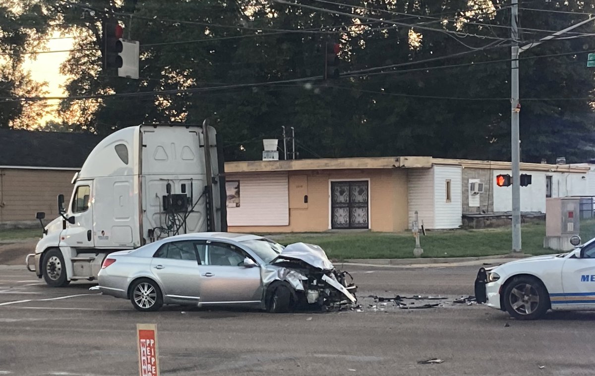 CVentura_WREG3's tweet image. DAYLIGHT: Bad crash in the middle of the intersection at 3rd St @ Peebles Rd.