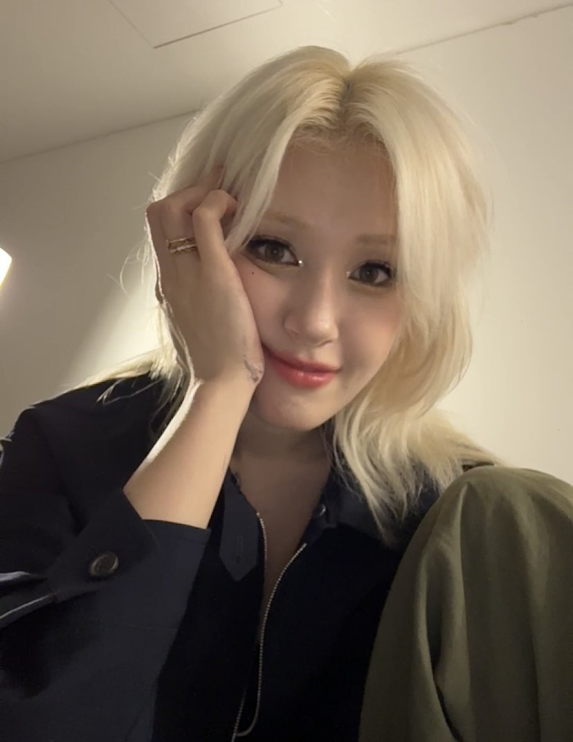 somi reveals on 🫧 live that chungha and yoojung went to her home today and filmed something together 🥹