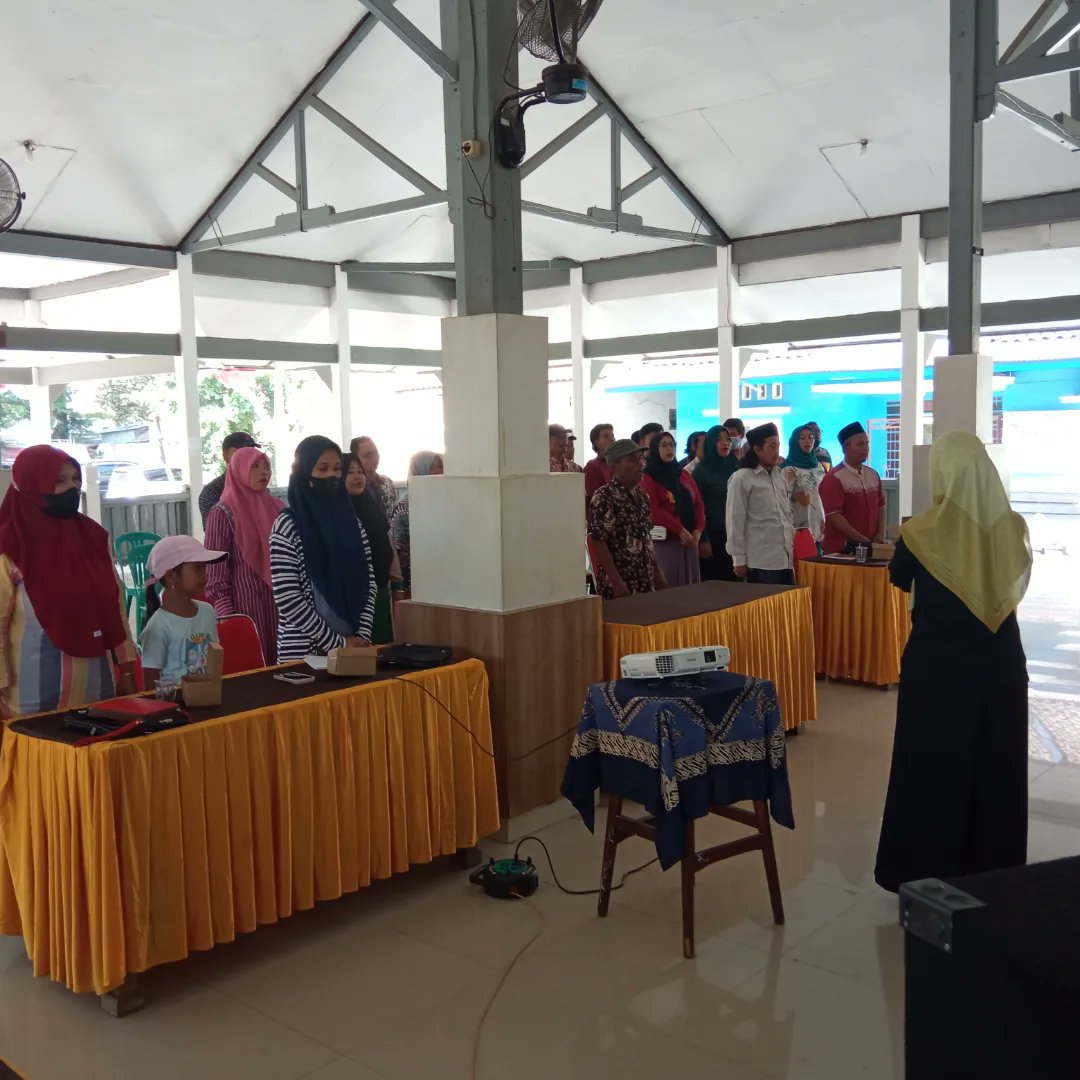 Bersama Para Anggota Dewan Kabupaten Kendal dan Kepala Dinas Perdagangan Koperasi dan Ukm mengadakan Kegiatan Sosialisasi Pendirian Koperasi yang berlokasi di Aula Kec. Weleri, Kab. Kendal.