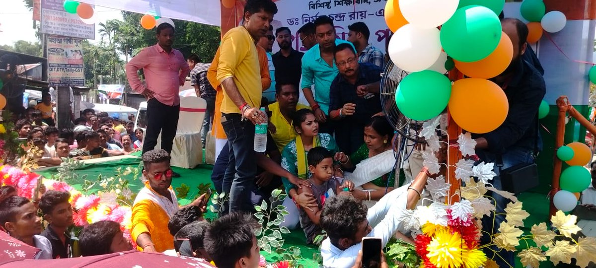titu_dipankar's tweet image. আজ ধূপগুড়ির শালবনি ২ এর নাথুয়াবাজার এর জনসভা চলাকালীন এক শিশু অসুস্থ হয়ে পড়লে নিজের বক্তব্য থামিয়ে, শিশুটিকে মঞ্চে তুলে, তাকে জল খাইয়ে, ফ্যানের হাওয়া দিয়ে, মাথায় হাত বুলিয়ে, নিজের হাতে তার যথাযথ সেবা করে তাকে সারিয়ে তুললেন যুব সভানেত্রী সায়নী ঘোষ! মুহূর্তের জন্যে সভা
