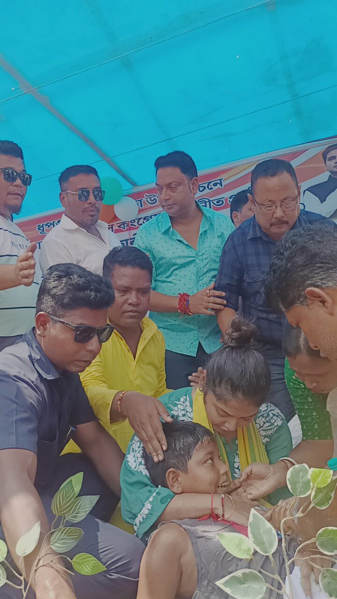 titu_dipankar's tweet image. আজ ধূপগুড়ির শালবনি ২ এর নাথুয়াবাজার এর জনসভা চলাকালীন এক শিশু অসুস্থ হয়ে পড়লে নিজের বক্তব্য থামিয়ে, শিশুটিকে মঞ্চে তুলে, তাকে জল খাইয়ে, ফ্যানের হাওয়া দিয়ে, মাথায় হাত বুলিয়ে, নিজের হাতে তার যথাযথ সেবা করে তাকে সারিয়ে তুললেন যুব সভানেত্রী সায়নী ঘোষ! মুহূর্তের জন্যে সভা
