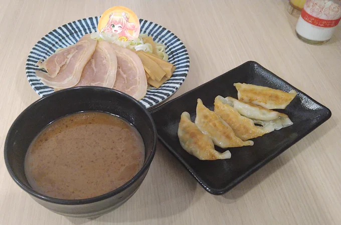 フロライフ行ってきましたー!ねねちの冷やつけ麺はチャーシューがめっちゃ大きくて美味しかったー!つけ汁がいっぱいで最後まで薄くならないのも嬉しい!そしてコースターとタオルがみんなねねち!こんなに運が良くて良いんでしょうか…!とっても楽しかったです!#フロライフ5期生 #桃鈴ねね 