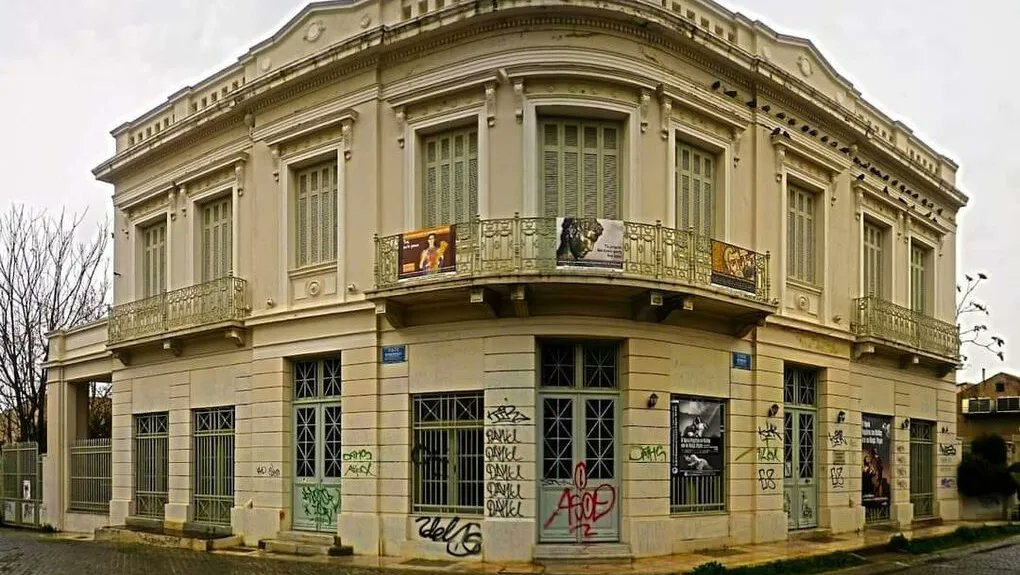 GeorghyZhukov's tweet photo. Αυτό το δημόσιο κτίριο που λυμαίνεται ποικιλοτρόπως ο ΣΕΑ, έχει σήμερα μια ρυπαρή εικόνα εγκατάλειψης γεμάτη γκράφιτι και φθορές. 

Εάν "όλα αυτά αποπειράται να σταματήσει η Υπουργός", το σύνολο της κοινωνίας είναι μαζί της ΚΑΙ ΠΟΛΥ ΚΑΛΑ ΚΑΝΕΙ! https://t.co/y8nrFfbYHG