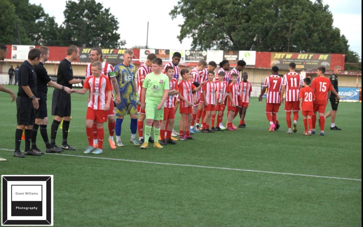 BandPCommunity's tweet photo. 🔴⚪️ 1st team Mascots 🔴⚪️

Bowers U13 Reds enjoyed their day as Mascots for the 1st team. They trained before the game, visited the changing rooms and had half time penalties. A great experience for all involved. #BowersFamily #UpTheBowers #BowersCommunity #Basildon https://t.co/FzOoYsZCnL