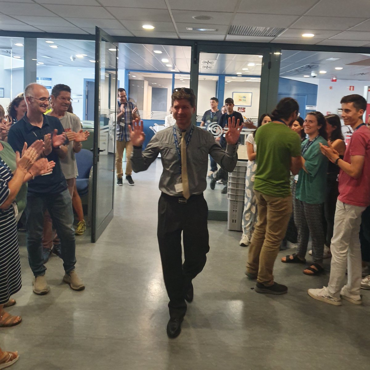 GTRecerca's tweet photo. 💗 Avui diem adéu al nostre facility manager durant els últims 15 anys, en @jpuigarmengol

Volem agrair-li la seva dedicació vetllant perquè treballem en un entorn segur i, sobretot, la seva amistat i solidaritat

Li desitgem el millor en el seu futur! #IGTPTeam https://t.co/rOQaR9KZrB