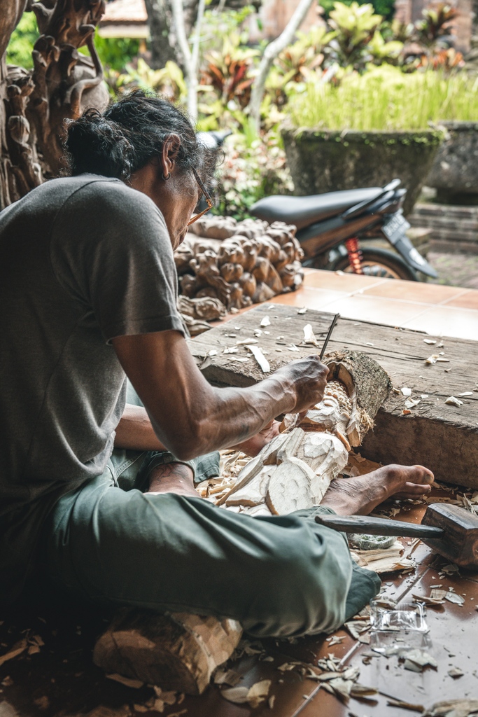 Bali is known worldwide for its wood crafting and good reason. One afternoon we stopped by, looked through an art showroom, and watched the artisans at work. It was incredible! 🌴 #Travel #Bali 👉 bit.ly/ccbali