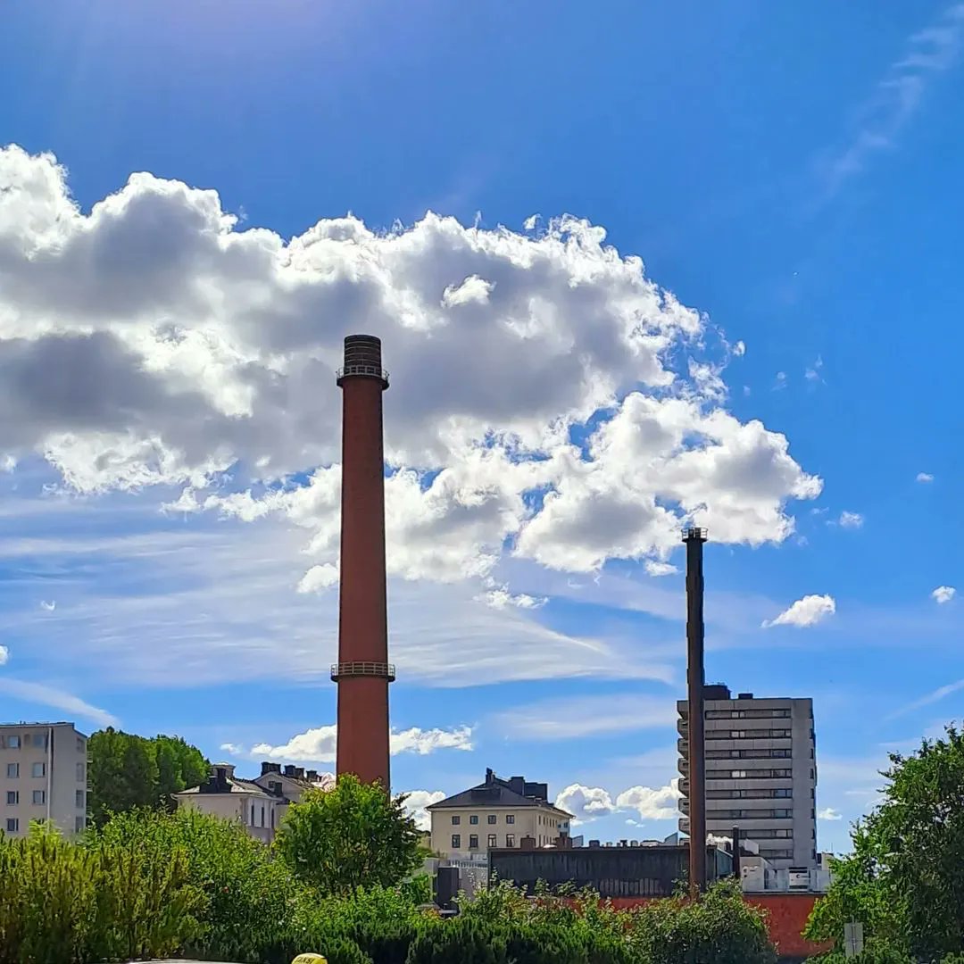 Love_Turku's tweet photo. Posted @withregram • @7_paivimaenpaa

#savupiiput #kuvakaruselli #näkymä
#tyksinsavupiiput #kirkko #loveturku #visitturku #elokuu2023 #arkkitehtuuri #turkukaupunki #pilvet #taivas #turku #rakennukset #historia #kesä #talot #building #landscape #chimneys #jugend 
@loveturku https://t.co/dOfcl31FkH