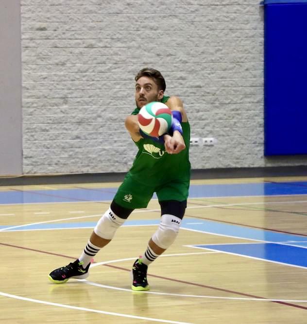 RuizFran10's tweet photo. Si es para ti ni aunque te quites, y si no es para ti, ni aunque te pongas. 🤭🏐 🚀 SEGUIMOOOOOSSSS 💪 

#nopainnogain #focus 
 📸 @unicaja.costadealmeria 💚
- Rodilleras @ar27sportsprotection … 1 temporada más juntos 🙏😉 

#FR1017 🍀🏐 https://t.co/DCrU2mMFhY
