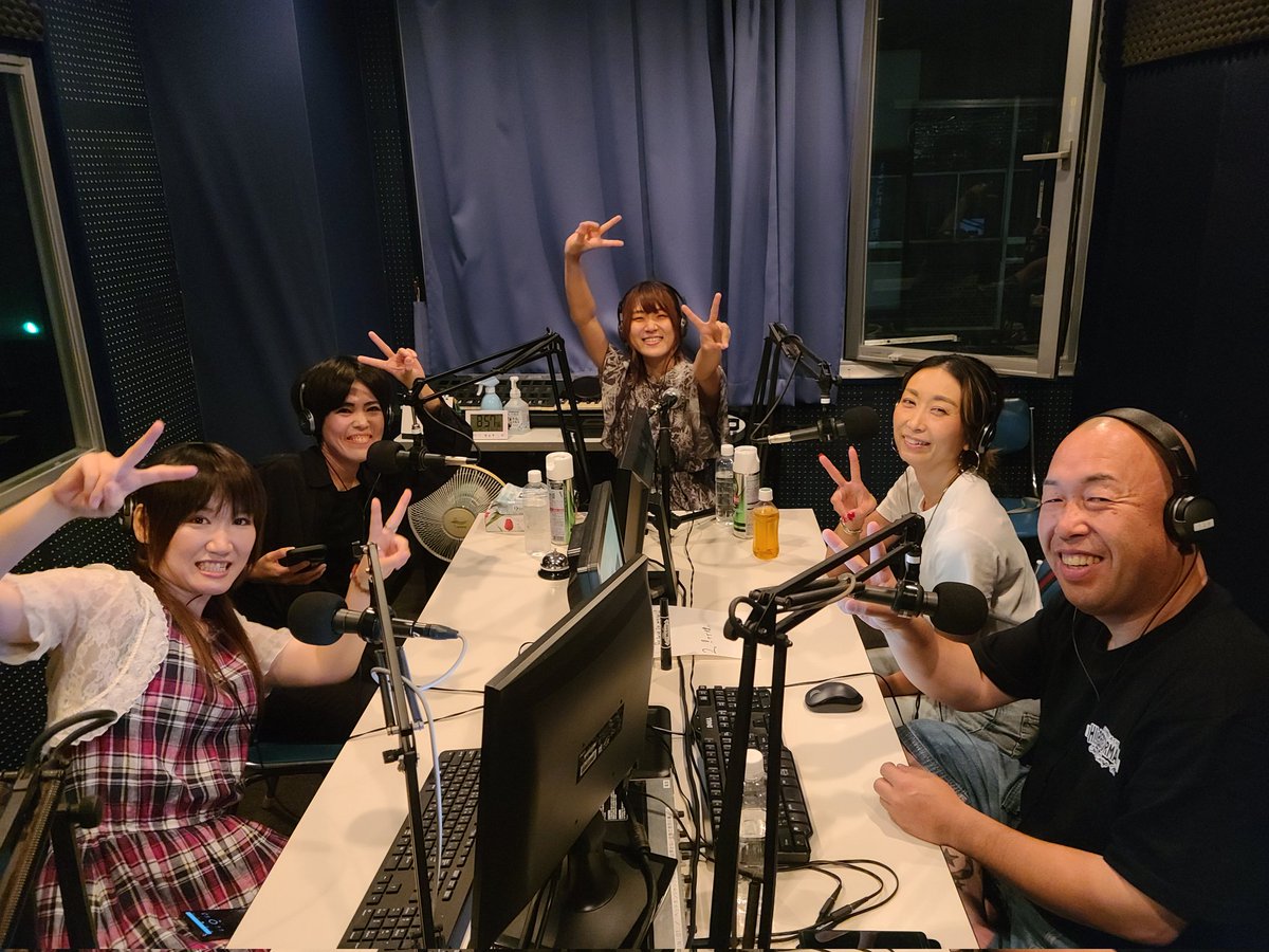Jrap_Paradise's tweet photo. 本日のj-rap paradise!!は
ゲストにpokoさん、篠さんを迎えてお送りします！
スタジオが華やかです！！
つっちーさん、鼻の下伸ばし放題の生放送です。
#fmkiryu https://t.co/9AKygF6MHi