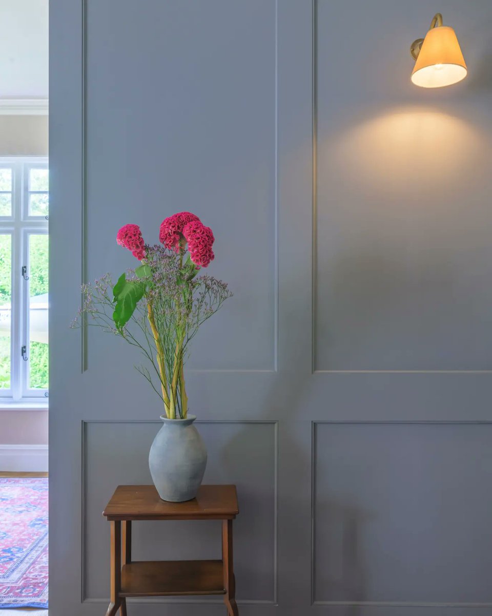 KitchenMakersUK's tweet photo. Beautiful wall panelling work which is so harmonious with the skirting boards &amp; coving that it almost becomes unnoticeable.  

Working within the style and details of homes is a normal part of what we do &amp; why it is so wonderful to have our own workshop right here in Sway. https://t.co/JxtfEaUDt2