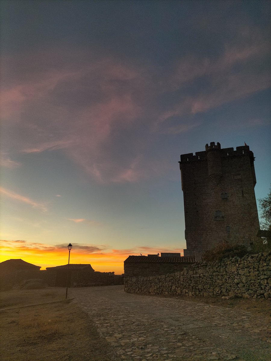 Viicen1's tweet photo. Pueblito ♥️
San Felices de los Gallegos 🏡 https://t.co/KZnuzwA3CQ
