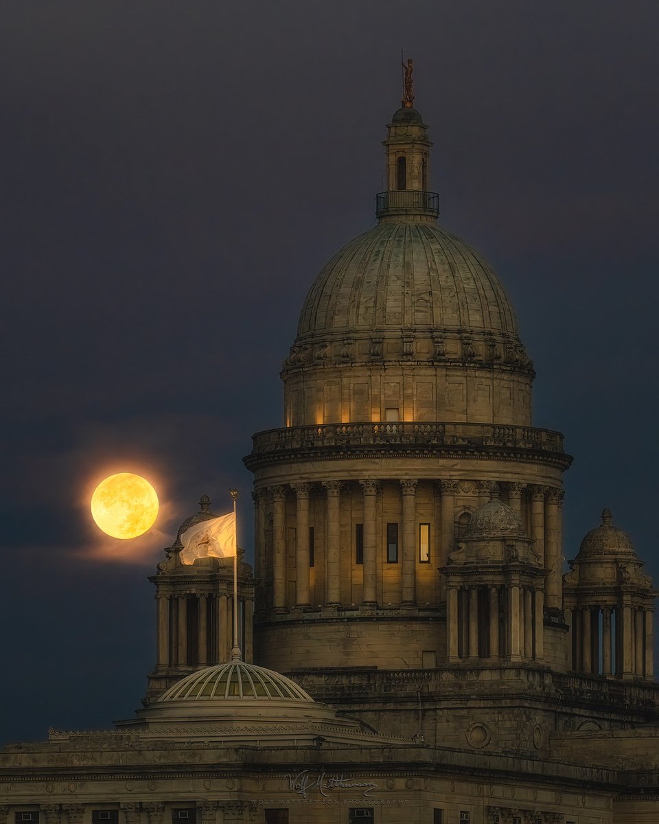 ~ a super blue #moon setting over the RI State House early this morning…

#SuperBlueMoon #bluemoon #supermoon #SUPERBLUEMOON2023 #Providence