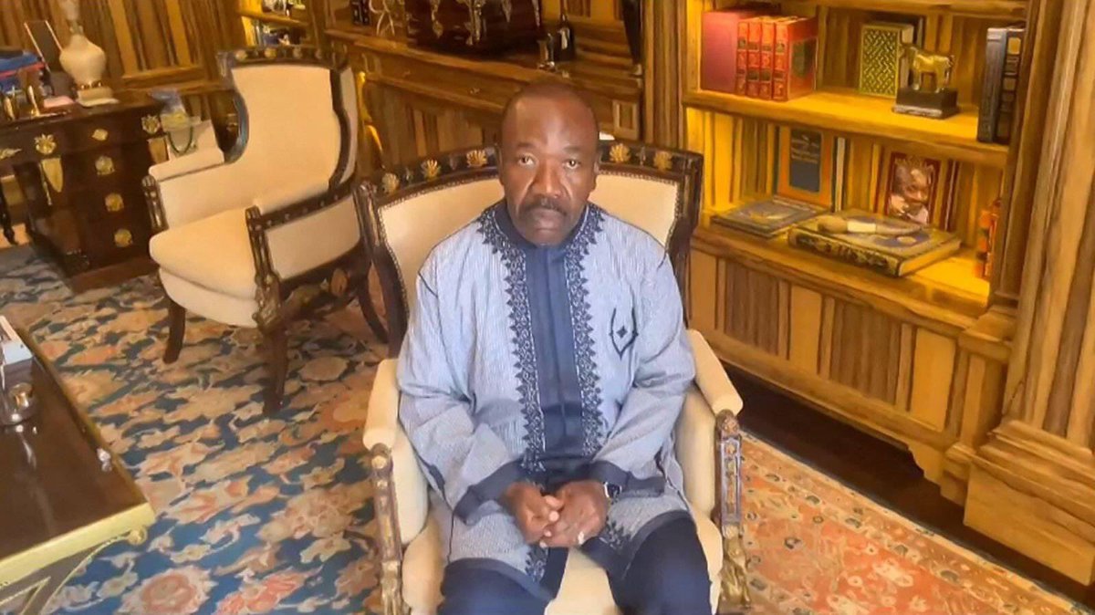ReporterFoulawa's tweet photo. Il faut être en bonne santé pour savoir ce qui se passe @PresidentABO est ce qu’il sait d’abord qu’il ai chômage 😂😂😂😂 https://t.co/L58Z3JllcD