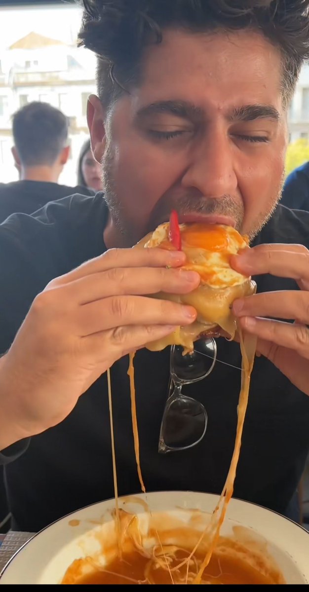 casal de influencers de comida americanos foram à casa guedes. Ela comeu a sandes com um garfo, ele comeu a francesinha à mão ❤️