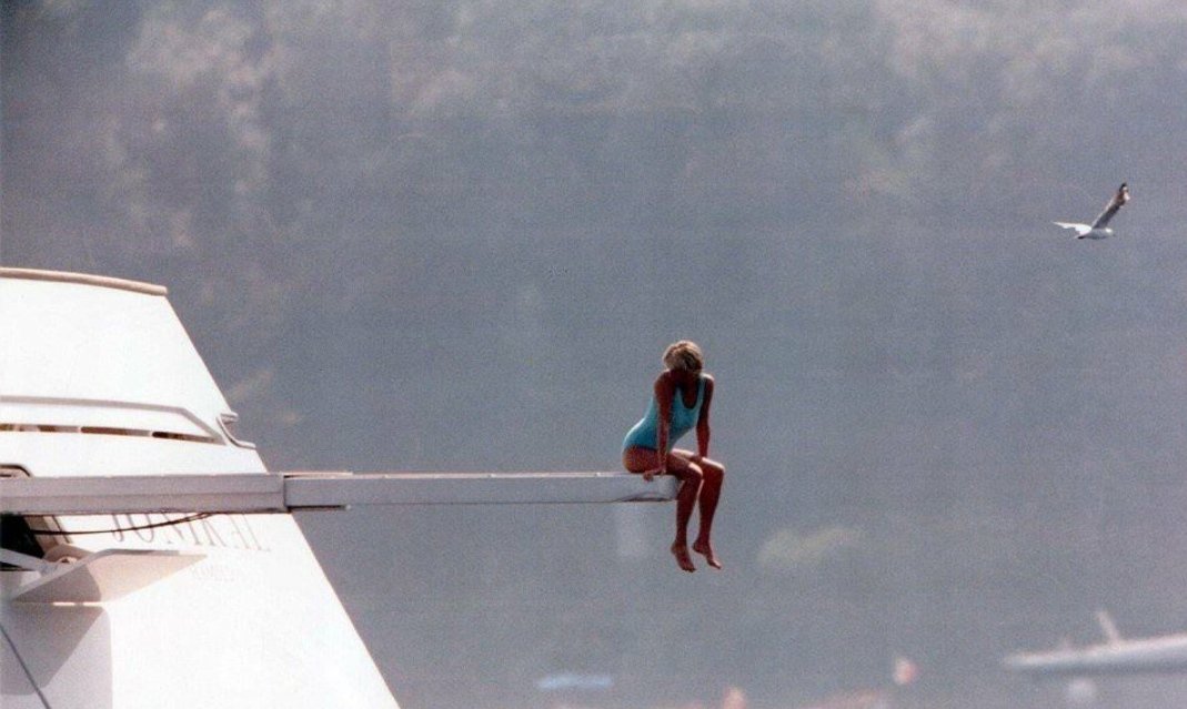 LadyBilbo15's tweet photo. "Se trovi qualcuno da amare nella tua vita devi tenertelo stretto, devi custodirlo.
E se sei tanto fortunato da trovare qualcuno che ti ama, alla tu devi proteggerlo" ♥️ #LadyDiana https://t.co/tyK4vR3vqG