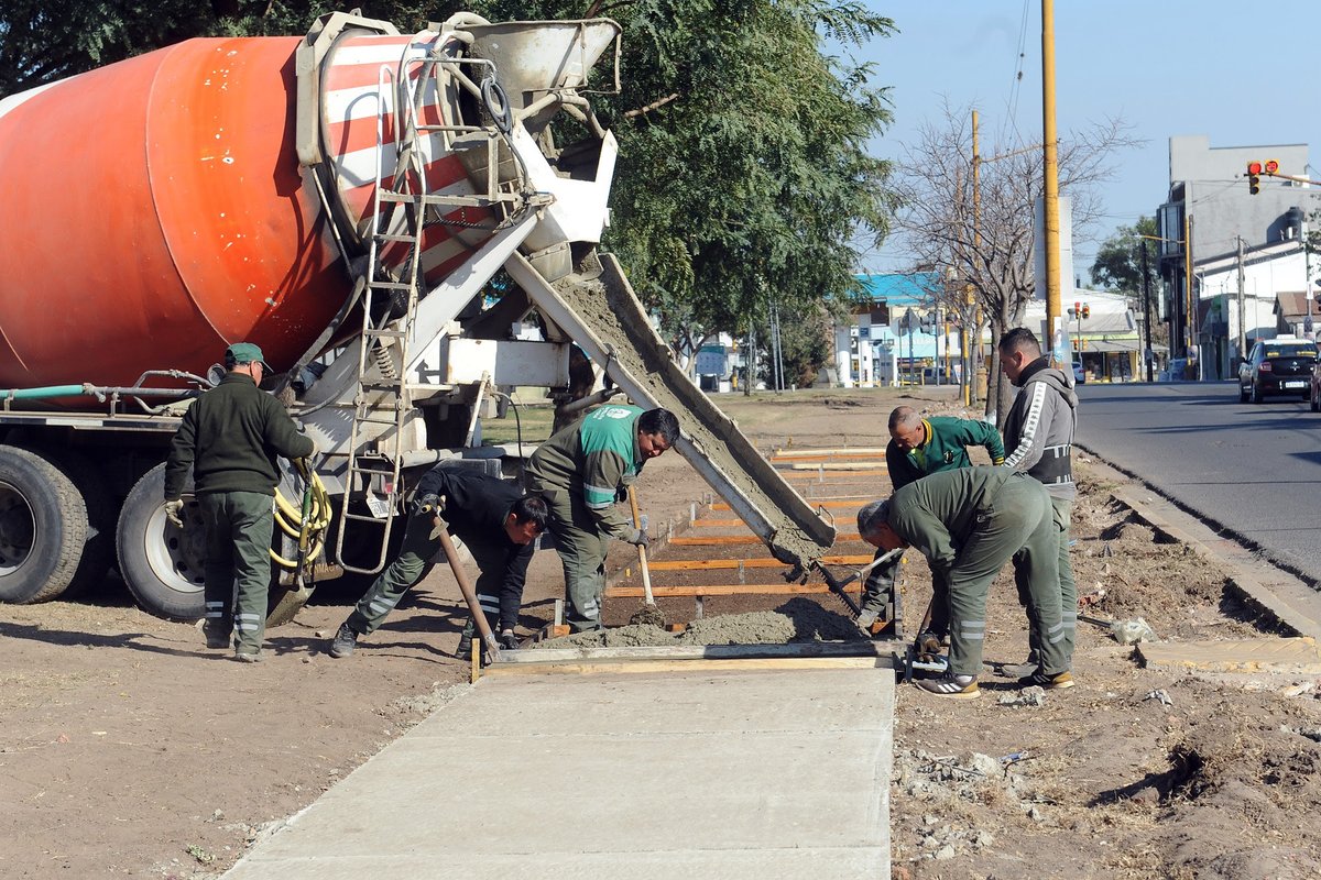 _SantaFeCapital's tweet photo. #Obras | 🙌 Seguimos mejorando el #ParqueFederal 🚶🌳
El intendente @emiliojaton recorrió la ampliación de la vereda perimetral que se concreta sobre Salvador del Carril, completando la ya realizada sobre Pedro Vittori.
Leé la nota completa🔗https://t.co/SKZu6xtZvV https://t.co/1SebXbgVA7