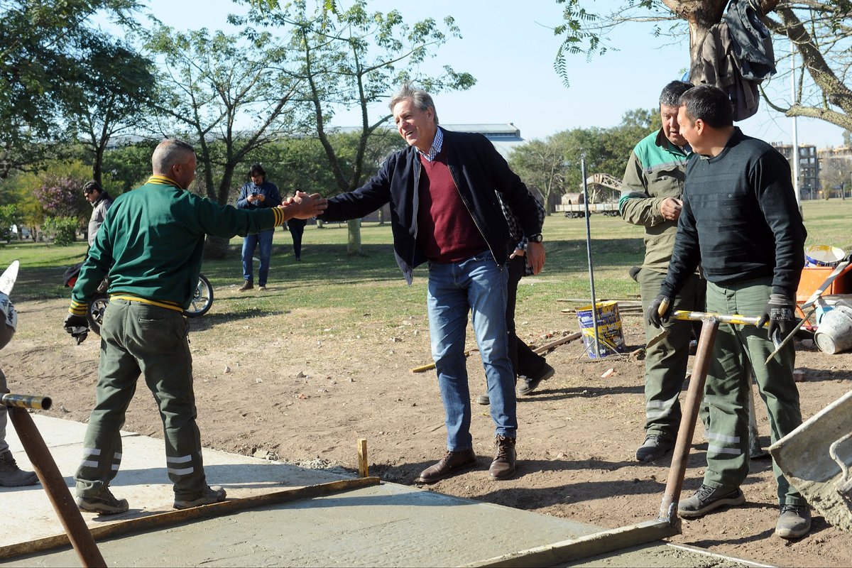_SantaFeCapital's tweet photo. #Obras | 🙌 Seguimos mejorando el #ParqueFederal 🚶🌳
El intendente @emiliojaton recorrió la ampliación de la vereda perimetral que se concreta sobre Salvador del Carril, completando la ya realizada sobre Pedro Vittori.
Leé la nota completa🔗https://t.co/SKZu6xtZvV https://t.co/1SebXbgVA7