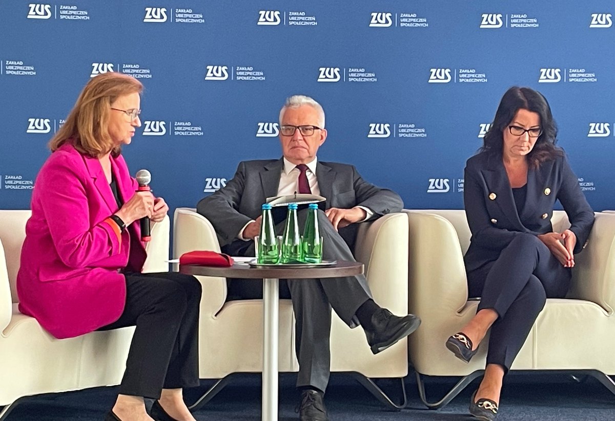 zus_pl's tweet photo. 🆕 Prof. Gertruda #Uścińska, prezes ZUS, podczas Dnia Osób z Niepełnosprawnością w #ZUS pod hasłem „budzimy zrozumienie”:

💬 #ZUS odpowiada za bezpieczeństwo socjalne. W katalogu naszych działań są również świadczenia na rzecz osób z niepełnosprawnościami. Uwzględniamy ich szczególne potrzeby.