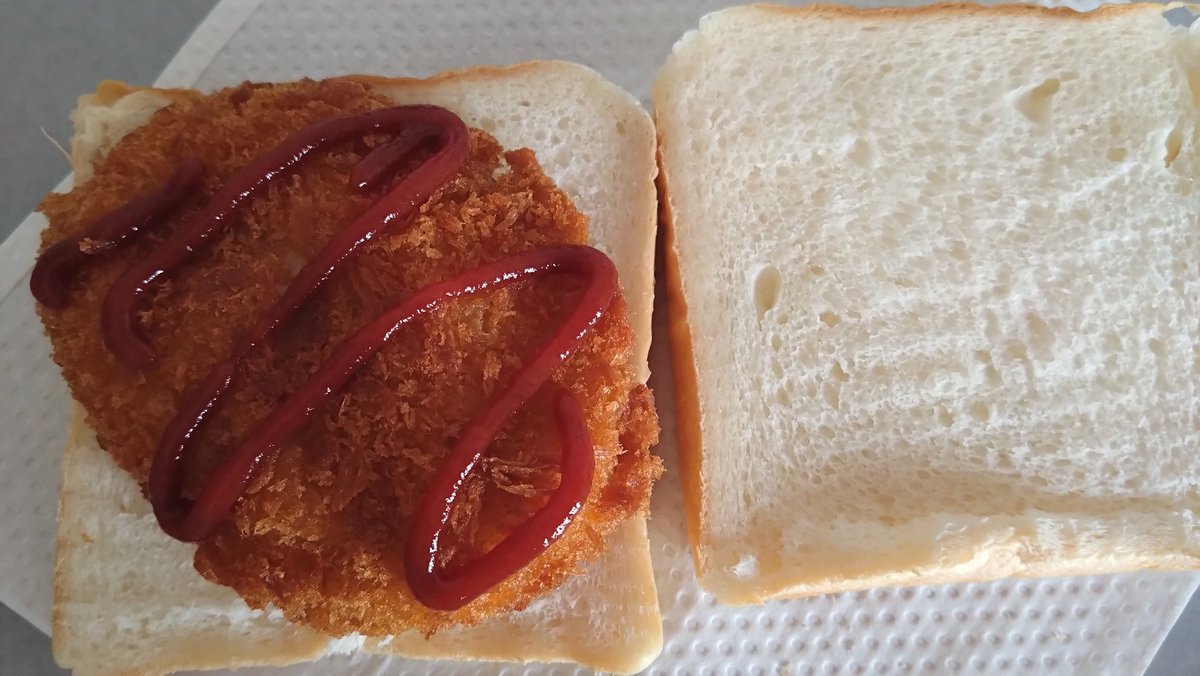 lunastyle2007's tweet photo. ペリカンのパン🍞💕
コロッケはさんで食べる😋

#ペリカンのパン　#コロッケサンド　#食パン https://t.co/6MbSMOAzvA