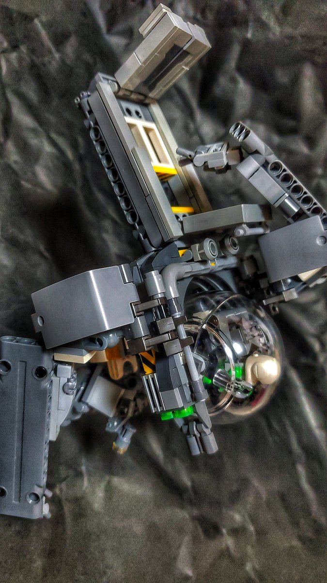 T0RANOKO's tweet photo. 「TRANS‐PORTER」
無重力下での資源採取及び資源運送を行う可変型の機体。
腕には可変機構を備えており岩石やスペースデブリの残骸を粉砕する。
資源採取形態時には背部にマウントされたコンテナに資源を格納する。
また輸送形態時に前方に構えるコンテナがデブリ片の盾替わりにもなる。
#BMA宇宙ロボ https://t.co/NN4D7Ipm5r