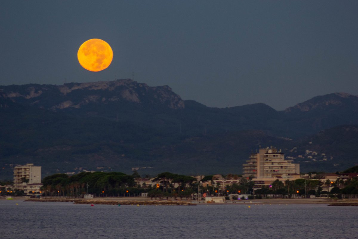 sausalito67's tweet photo. Super Luna desde Cambrils
#SuperLuna #superlluna #SuperBlueMoon #BlueMoon #cambrils https://t.co/asBzwj58aR