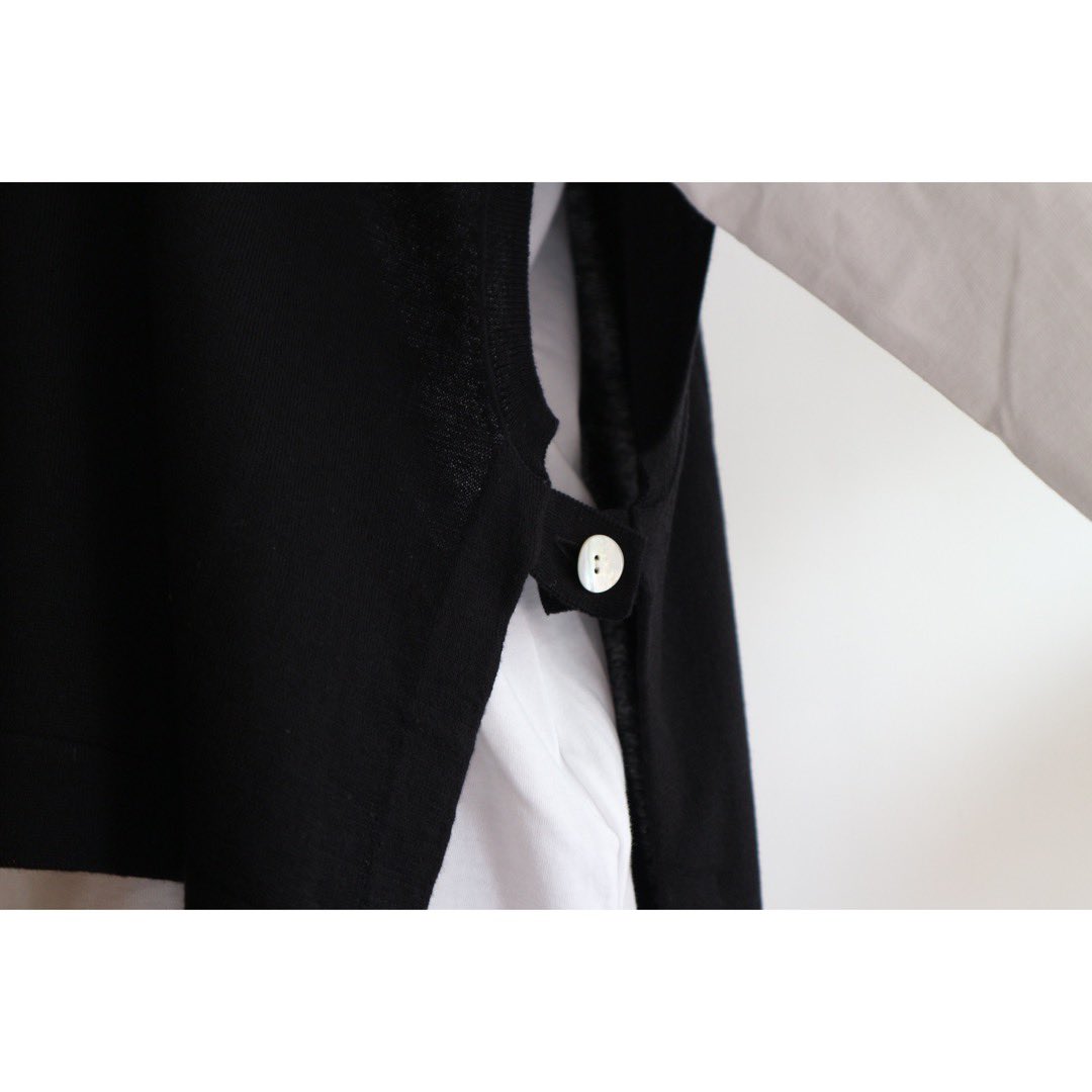 Fosset_'s tweet photo. こんにちは。
8月も暑い中、ご来店いただき
ありがとうございました。
utilitéさんから定番の
コットンカシミアのベスト
が届きました。
サイドにボタンが付いた
使い勝手の良い万能ベスト。
ぜひお手に取ってご覧くださいませ。
https://t.co/ZYfGVQRuLh
#utilite
#ベスト https://t.co/ZIY57inogZ