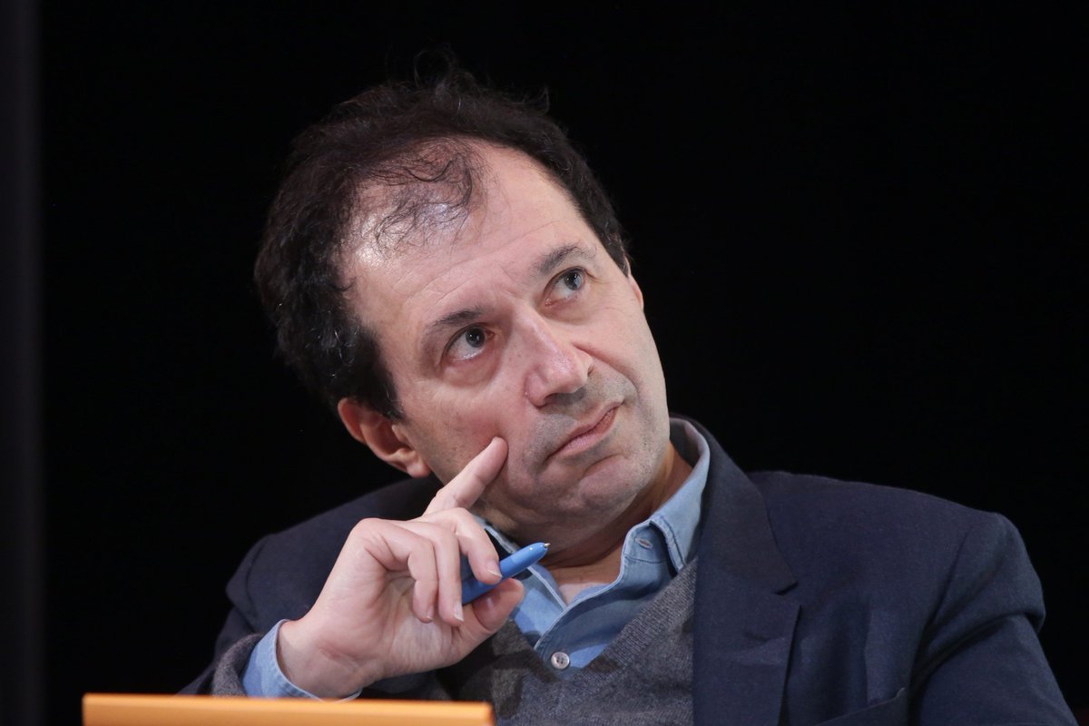 Eminent pédagogue, chercheur brillant, professeur d'exception… Le monde universitaire pleure Daniel Cohen depuis sa disparition le 20 août dernier.
Trois de ses anciens élèves, les économistes Esther Duflo, @AntoineBozio et <a href="/landais_camille/">camille landais</a> lui rendent hommage sur notre antenne.