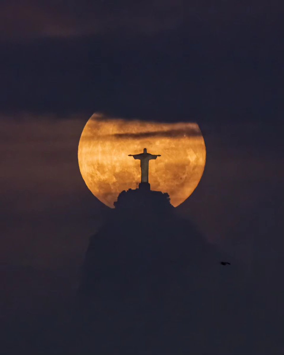ufocase's tweet photo. The super #moon and Christ the Redeemer.
Rio de janeiro - #Brazil.
📸 photographer Leonardo Sens
#riodejaneiro #superlua #supermoom #lua #Christredeemer #cristoredentor https://t.co/KElwRvxUIh