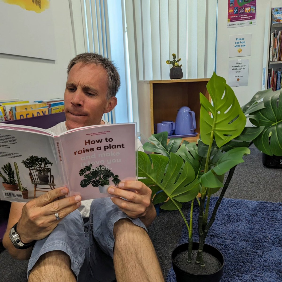 Day 6 of our Library tour of JACK! for @NottsLibraries and the company are really getting into this reading business...

Today we're at Sutton in Ashfield, and Mansfield Library.

#librarytour #familytheatre #childrenstheatre