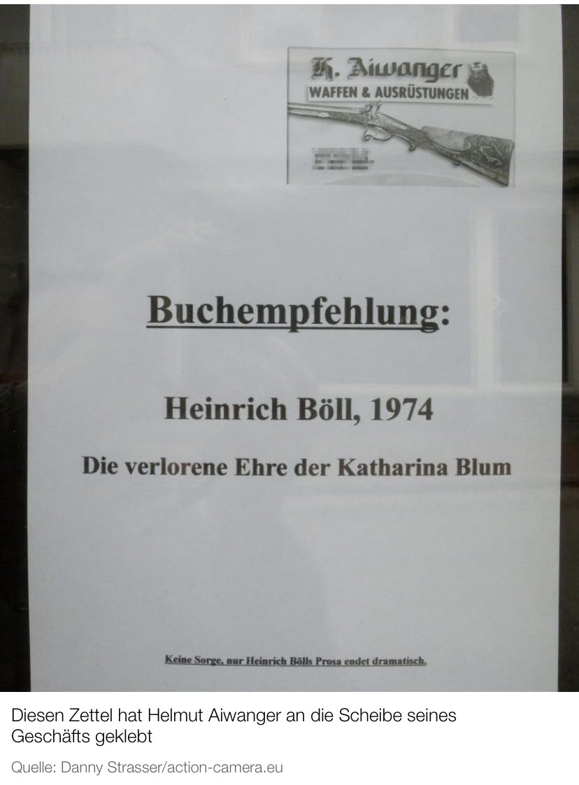 Aiwangers Bruder hat diesen Zettel im Schaufenster seines Ladens hängen. Eines Waffenladens.
Im Böll-Roman erschießt die Protagonistin einen Reporter. (Quelle: Bild)