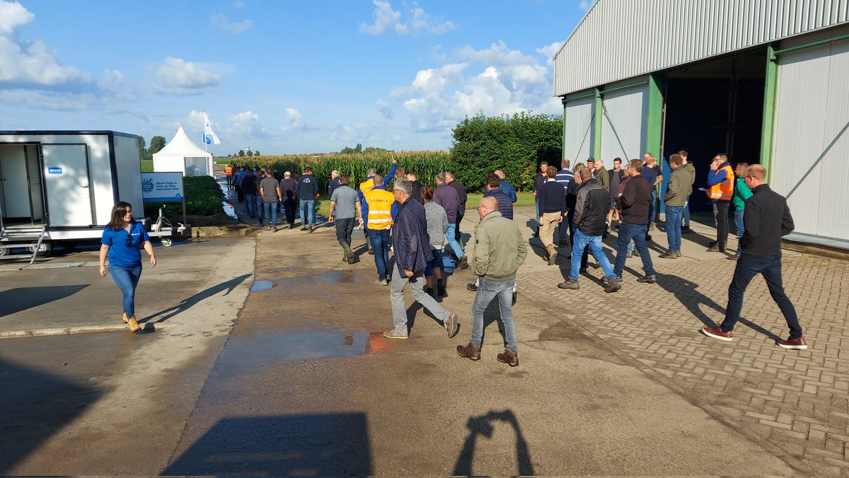 #Praktijkdag #Suikerbieten op <a href="/WURplant/">WUR Plant</a>-Westmaas is begonnen! Om 11.30 en 14.30 uur beginnen de volgende rondes rondleidingen. In de tussentijd kan men terecht op de uitgebreide en informatieve bedrijvenmarkt. Vergeet niet u vantevoren aan te melden voor licentieverlenging.