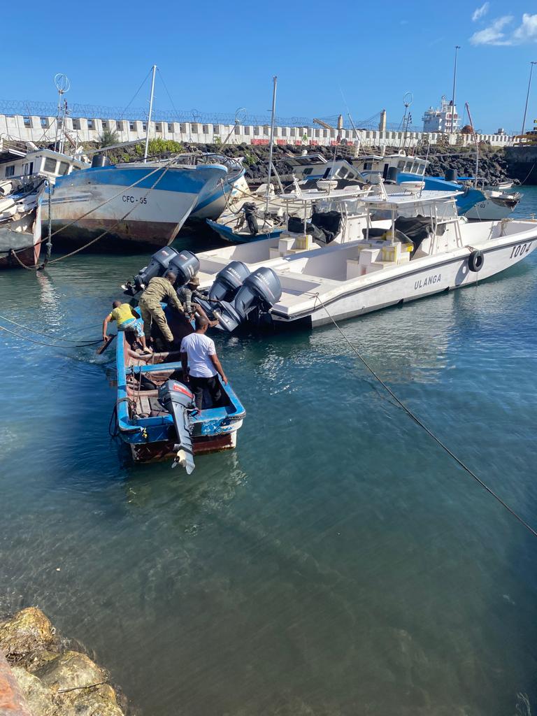 UNODC_BMB's tweet photo. #HappeningNow! @UNODC_MCP organise une #formation de #survieenmer dans le cadre du programme de #mentorat sur l'application du #droitmaritime à Moroni, #Comores 🇰🇲 en collaboration avec les #gardes-côtes #comorienne & financé par @StateINL. #BorderManagement https://t.co/mqyrxNyiQJ