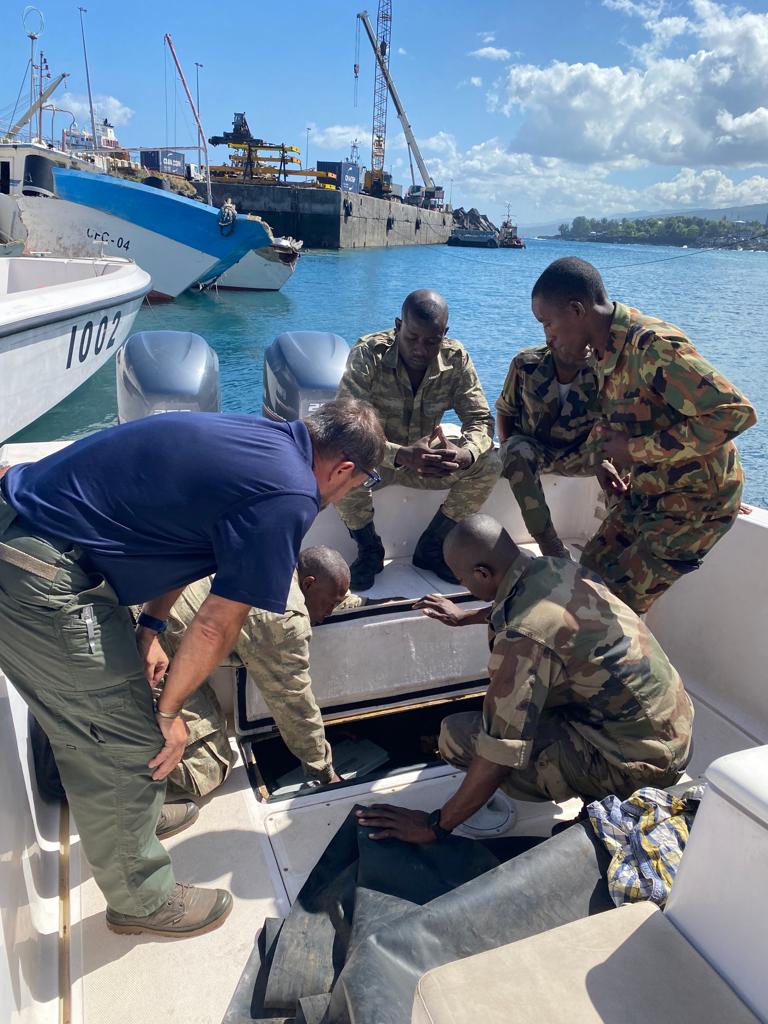 UNODC_BMB's tweet photo. #HappeningNow! @UNODC_MCP organise une #formation de #survieenmer dans le cadre du programme de #mentorat sur l'application du #droitmaritime à Moroni, #Comores 🇰🇲 en collaboration avec les #gardes-côtes #comorienne & financé par @StateINL. #BorderManagement https://t.co/mqyrxNyiQJ