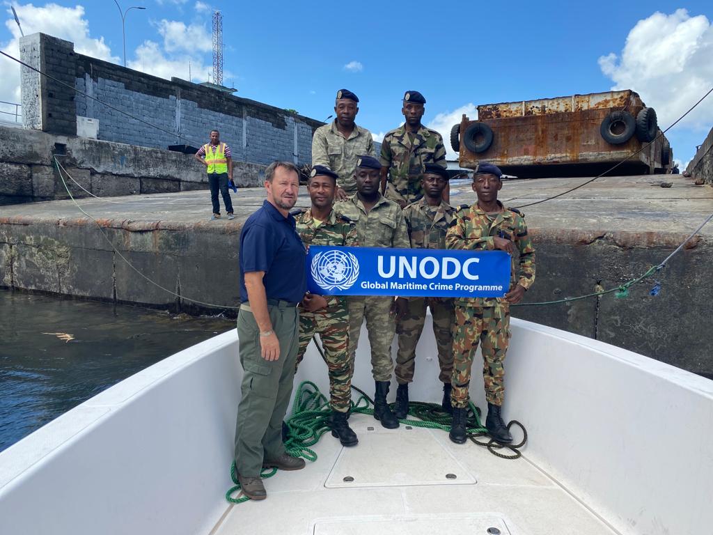 UNODC_BMB's tweet photo. #HappeningNow! @UNODC_MCP organise une #formation de #survieenmer dans le cadre du programme de #mentorat sur l'application du #droitmaritime à Moroni, #Comores 🇰🇲 en collaboration avec les #gardes-côtes #comorienne & financé par @StateINL. #BorderManagement https://t.co/mqyrxNyiQJ