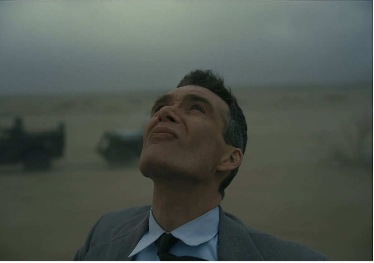 «Ora sono diventato Morte, distruttore di mondi». Oppenheimer è il film testamento di un'epoca, pochi uomini manovravano l'orologio della catastrofe e ne portavano il peso morale (o l'assenza di). La sua  domanda è: come vivere in un tempo in cui siamo tutti distruttori di mondi?