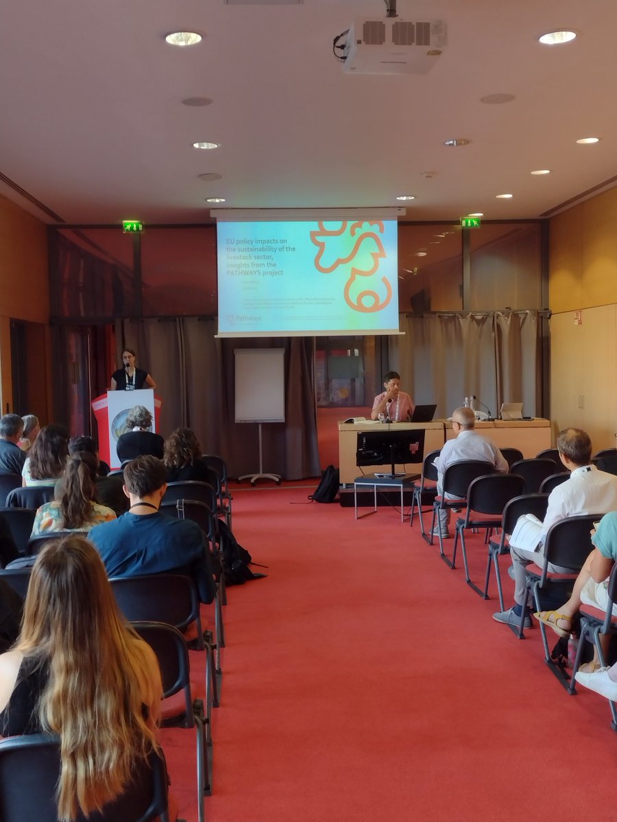 Dr Nina Roehrig presenting on "EU policy impacts on the sustainability of the livestock sector" here at EAAP2023 🐄🐑🐖🐔🐐📃 #UoR #PATHWAYS #EAAP2023