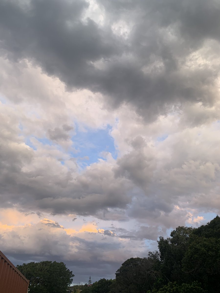 Naddleslee's tweet photo. Almost #KnockOffTime #Work #Rainbows #Skies https://t.co/X05Uk3lz9r