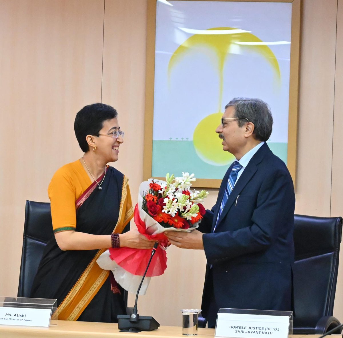 daveshbhati5's tweet image. रिटायर्ड जस्टिस जयंत नाथ ने #DERC के चेयरमैन पद की शपथ ग्रहण की....

दिल्ली सरकार की ऊर्जा मंत्री आतिशी ने सचिवालय में दिलाई शपथ..

LG और दिल्ली सरकार में किसी एक नाम पर सहमति नहीं बनने के बाद सुप्रीम कोर्ट के निर्देश पर जस्टिस जयंत नाथ को इस पद पर नियुक्त किया गया है।
