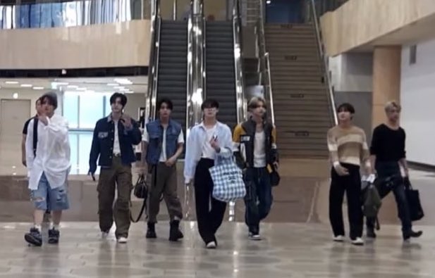 EN7ernally's tweet photo. enhypen is here~ have a safe flight going to japan, my seven!! ✈️🤍 https://t.co/5bJO2tYaIQ