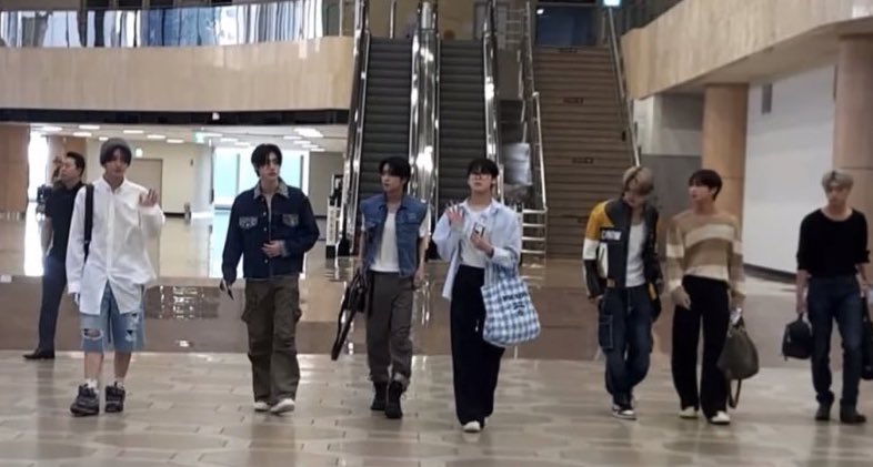 EN7ernally's tweet photo. enhypen is here~ have a safe flight going to japan, my seven!! ✈️🤍 https://t.co/5bJO2tYaIQ