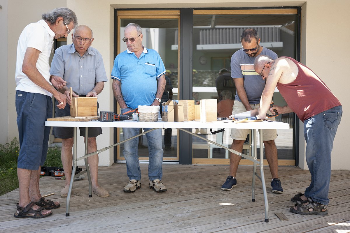 [#JeudiPhoto 📷] #Chantier #intergénérationnel et #solidaire 👴👧 avec les <a href="/MaisonsMarianne/">Les Maisons de Marianne</a> 
🛠️ Jeunes et séniors de notre résidence à #Vayres sont venus avec leurs outils et leurs savoir-faire pour la construction de #nids d'oiseaux🕊️ dans leur #jardin part'âgé 😉