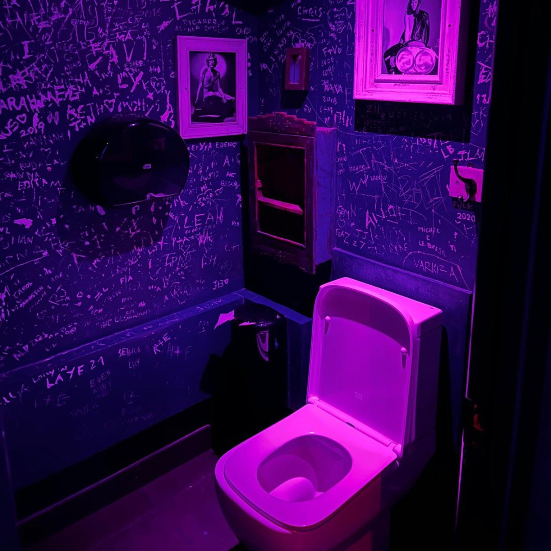 thisisgoho's tweet photo. When something is described as a tiny slice of France in London, this is not what we'd expect to see in the toilet but WE LOVE IT.

Hello Boro Bistro, welcome to the #ToiletThursday Hall of Fame. 🚽

#ThisIsGoho #FrenchDining #LondonRestaurants #Duck #EventsAgency #LondonVenues https://t.co/sJG33Ijjzu