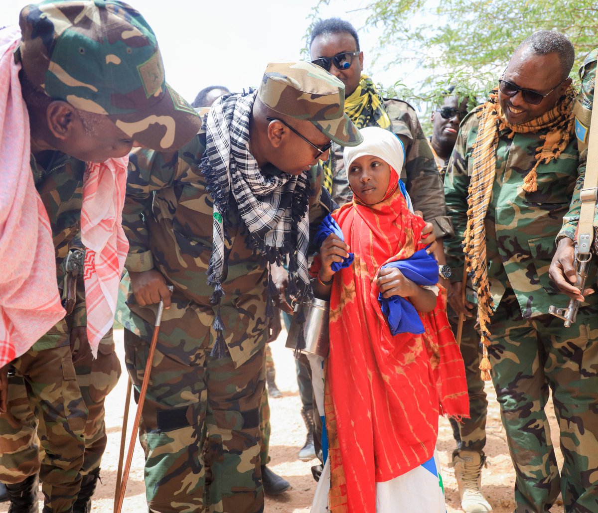 MoIFARSomalia's tweet photo. In the outskirts of Hardhere, we met 9 year old Fatuma as she made her way to a nearby military base, in hand, a container of milk she planned to deliver to the Somali security forces.
All members of Somali society are contributing to the liberation operations. #JoinTheMovemen https://t.co/XEB3tCdpnr