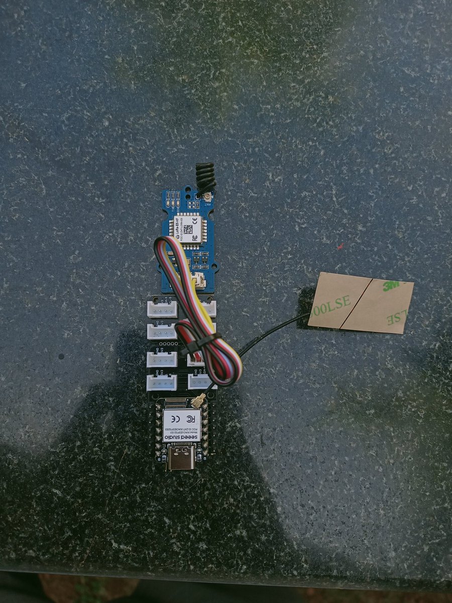 zainmfd's tweet photo. @seeedstudio Me &amp; @fasnamfd build a crop yield controlling device for a hydroponic system for that in the communication section we have used LoRa.Currently we are only collecting data from one node, now it works like a p2p network,if we won this we can implement this on a hydroponic system https://t.co/qc1mwA1kmU