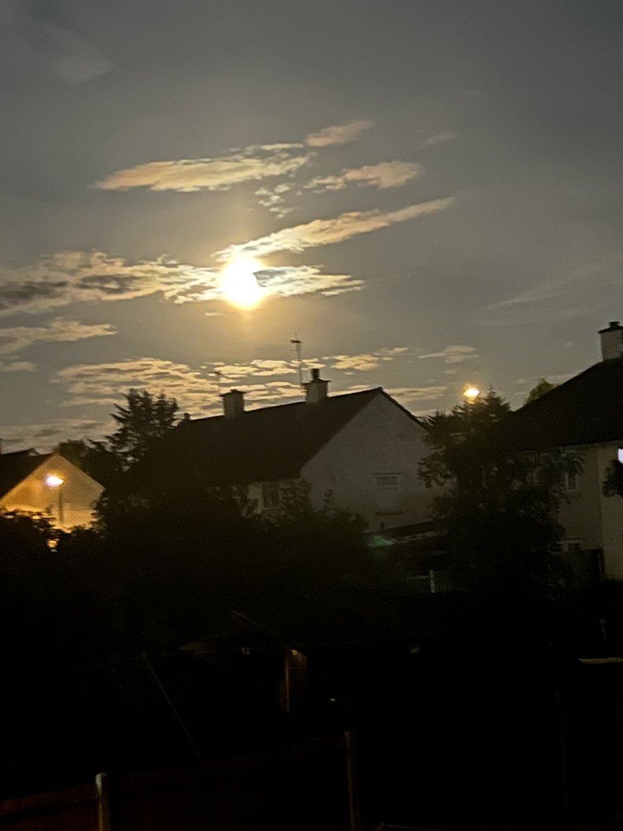 75shelley's tweet photo. @BBCBreakfast #Blue_Moon https://t.co/oatBmu2Gv3